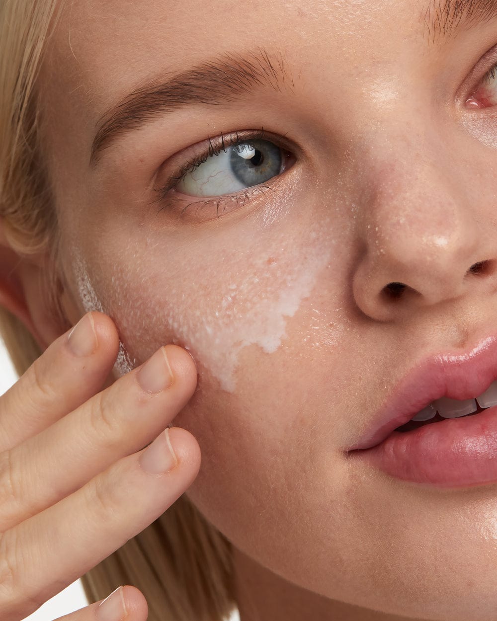 Melts away sebum, makeup and impurities, then washes off easily